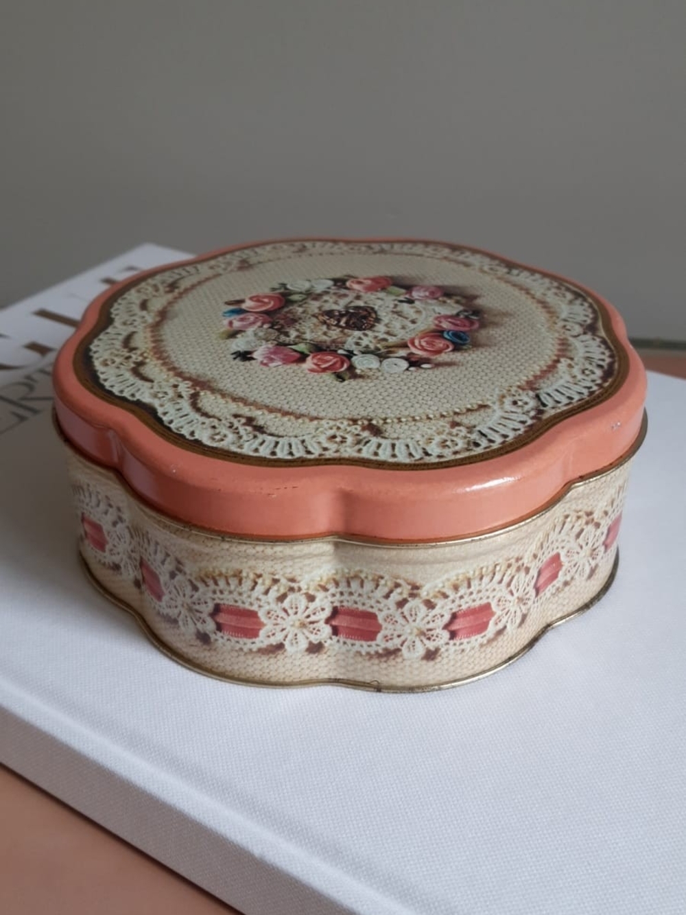 *2 for $20 deal* 1981 Avon Valentines Tin